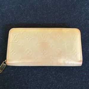 Louis Vuitton Vernis Monogram Zippy Wallet Cream pre-loved